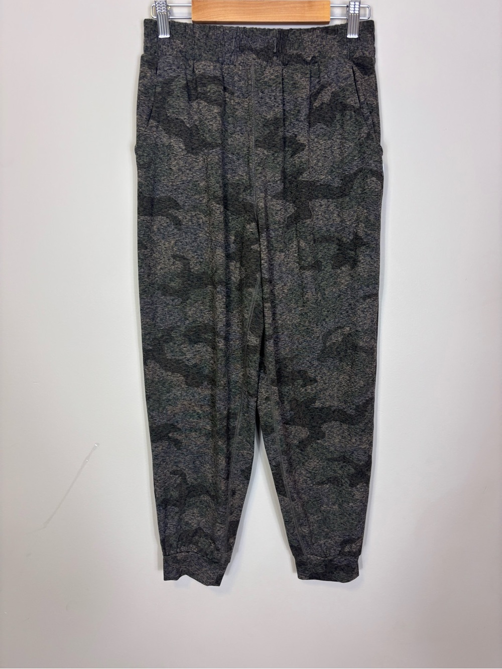Feat Women's Camo Jogger Pants Gray Small